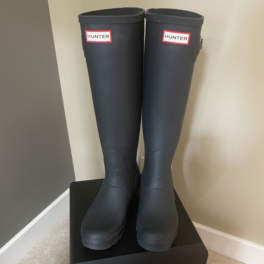 HUNTER TALL BOOTS in NAVY SZ 39